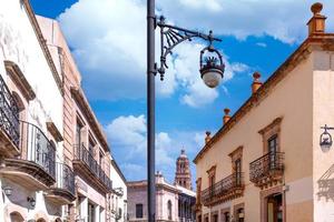 colorate strade della città vecchia nel centro storico di zacatecas vicino alla cattedrale centrale. è una popolare destinazione turistica locale messicana e internazionale foto