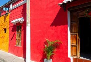 colombia, pittoresche strade colorate di cartagena nello storico quartiere di getsemani vicino alla città murata, ciudad amurallada, un sito del patrimonio mondiale dell'unesco foto