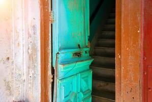 pittoresche strade colorate dell'Avana Vecchia nel centro storico della città di L'Avana vicino a Paseo El Prado e Capitolio foto