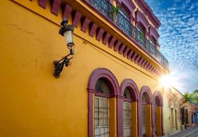 messico, mazatlan, colorate strade della città vecchia nel centro storico vicino a el malecon e alla riva dell'oceano foto