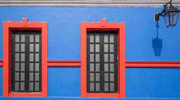 messico, monterrey, edifici storici colorati nel centro della città vecchia, barrio antiguo, una famosa attrazione turistica foto