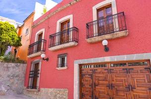 zacatecas, messico, colorate strade coloniali della città vecchia nel centro storico vicino alla cattedrale centrale foto