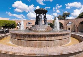 fontana las tarascas nel centro storico della città di morelia, una delle principali attrazioni turistiche della città situata vicino all'acquedotto e alla cattedrale di morelia foto