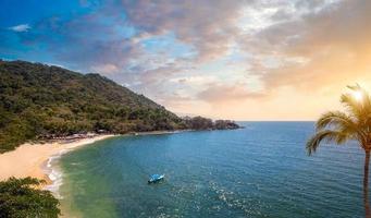 spiagge di puerto vallarta, tramonti e viste panoramiche sull'oceano vicino alla costa della baia di Banderas foto