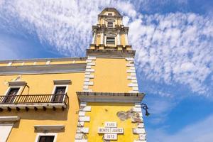 veracruz, strade colorate e case coloniali nel centro storico della città, una delle principali attrazioni turistiche della città foto