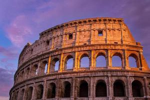 famoso colosseo colosseo di roma all'inizio del tramonto foto
