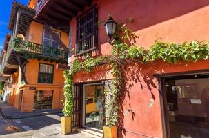 colombia, pittoresche strade colorate di cartagena nello storico quartiere di getsemani vicino alla città murata foto