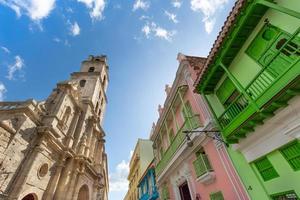 pittoresche strade colorate dell'Avana Vecchia nel centro storico della città di L'Avana vicino a Paseo El Prado e Capitolio foto