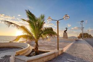 panoramica passeggiata sul mare di mazatlan el malecon con vedette oceaniche e paesaggi panoramici foto