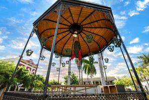 piazza centrale della città vecchia di mazatlan nel centro storico vicino alla passeggiata sull'oceano e a el malecon foto