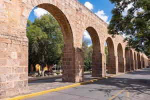 morelia, michoacan, acquedotto antico, aqueducto morelia, nel centro storico della città foto