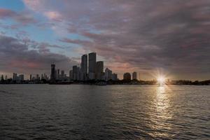 colombia, scenico baia di cartagena bocagrande e skyline della città al tramonto foto