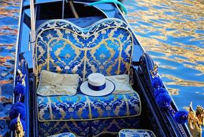 gondola di lusso in attesa di turisti vicino al ponte di rialto a venezia foto