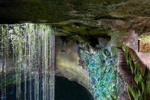 ik kil cenote situato nel centro settentrionale della penisola dello yucatan, una parte del parco archeologico di ik kil vicino a chichen itza foto