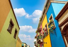 messico, monterrey, edifici storici colorati nel centro della città vecchia, barrio antiguo, una famosa attrazione turistica foto