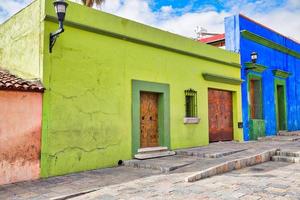 oaxaca, pittoresche strade della città vecchia e colorati edifici coloniali nel centro storico della città foto