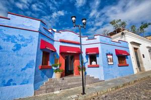 strade panoramiche della città vecchia e colorati edifici coloniali nel centro storico della città foto