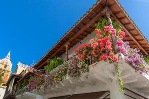 colombia, pittoresche strade colorate di cartagena nello storico quartiere di getsemani vicino alla città murata foto