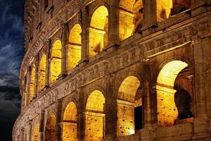 famoso Colosseo di Roma di notte foto