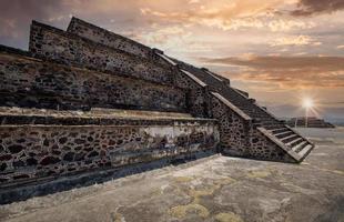 punto di riferimento complesso delle piramidi di teotihuacan situato negli altopiani messicani e nella valle del messico vicino a città del messico foto