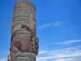 famose piramidi e statue di tula in messico foto