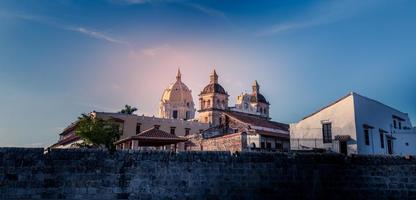 famosa città murata coloniale di Cartagena, cuidad amurrallada, e i suoi edifici colorati nel centro storico della città, un sito designato patrimonio mondiale dell'UNESCO foto