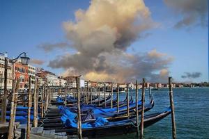 gondola di lusso in attesa di turisti vicino al ponte di rialto a venezia foto