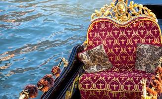 gondola di lusso in attesa di turisti vicino al famoso ponte di rialto a venezia foto