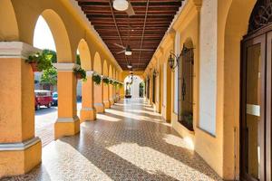 messico, mazatlan, colorate strade della città vecchia nel centro storico della città foto