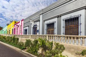 messico, mazatlan, colorate strade della città vecchia nel centro storico della città foto