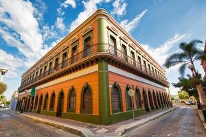 messico, mazatlan, colorate strade della città vecchia nel centro storico della città foto