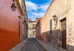 morelia, michoacan, strade colorate e case coloniali nel centro storico di Morelia, una delle principali attrazioni turistiche della città foto