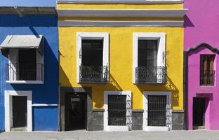 strade colorate di puebla e architettura coloniale nel centro storico di zocalo foto