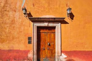 messico, edifici colorati e strade di san miguel de allende nel centro storico della città foto