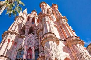 san miguel de allende, punto di riferimento parroquia de san miguel arcangelo cattedrale nel centro storico della città foto