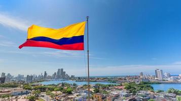 colombia, vista panoramica del paesaggio urbano di cartagena, skyline moderno, hotel e baie oceaniche bocagrande e bocachica dalla vedetta del castello di san filippo foto