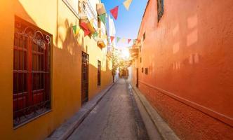 colombia, pittoresche strade colorate di cartagena nello storico quartiere di getsemani vicino alla città murata, ciudad amurallada, un sito del patrimonio mondiale dell'unesco foto