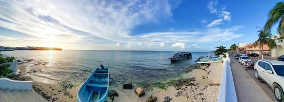 san miguel de cozumel, messico, lungomare e lungomare con vista panoramica sull'oceano della costa dell'oceano di cozumel foto