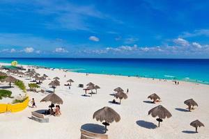 playa delfines spiaggia dei delfini soprannominata el mirador la vedetta, una delle spiagge pubbliche più panoramiche della riviera maya foto