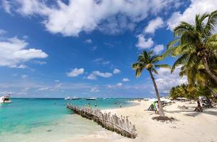 turchese sereno spiaggia di isla mujeres playa norte famosa per le acque color smeraldo, il mare sabbioso e i bar sulla spiaggia per divertimento e feste in spiaggia foto