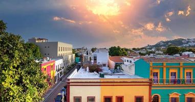 messico, mazatlan, colorate strade della città vecchia nel centro storico della città foto