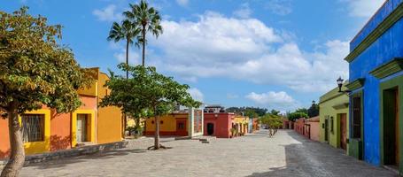 oaxaca, messico, strade panoramiche della città vecchia e colorati edifici coloniali nel centro storico della città foto