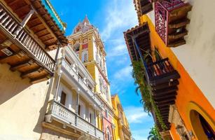 famosa città murata coloniale di Cartagena, cuidad amurrallada, e i suoi edifici colorati nel centro storico della città, un sito designato patrimonio mondiale dell'UNESCO foto