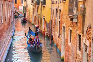 gondola di lusso in attesa di turisti vicino al ponte di rialto a venezia foto