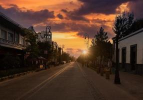 Messico centrale, strade colorate di aguascalientes e case coloniali nel centro storico della città, una delle principali attrazioni turistiche della città foto