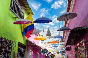 colombia, pittoresche strade colorate di cartagena nello storico quartiere di getsemani vicino alla città murata, ciudad amurallada, un sito del patrimonio mondiale dell'unesco foto