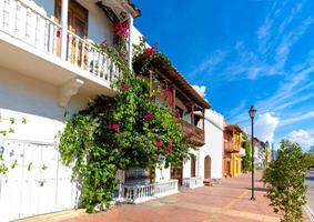 colombia, pittoresche strade colorate di cartagena nello storico quartiere di getsemani vicino alla città murata, ciudad amurallada, un sito del patrimonio mondiale dell'unesco foto