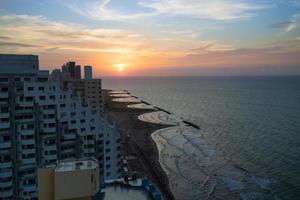 vista panoramica delle spiagge e dei playas di Cartagena al tramonto vicino al centro storico e alla zona degli hotel resort foto