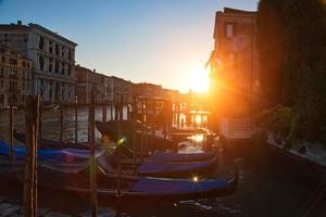 gondola di lusso in attesa di turisti vicino al ponte di rialto a venezia foto