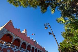 messico, piazza centrale grande a merida di fronte alla cattedrale di merida, la cattedrale più antica dell'america latina foto